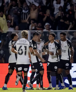 Corinthians derrota Barra por 1 a 0 pela Copa do Brasil, mas volta a jogar muito mal