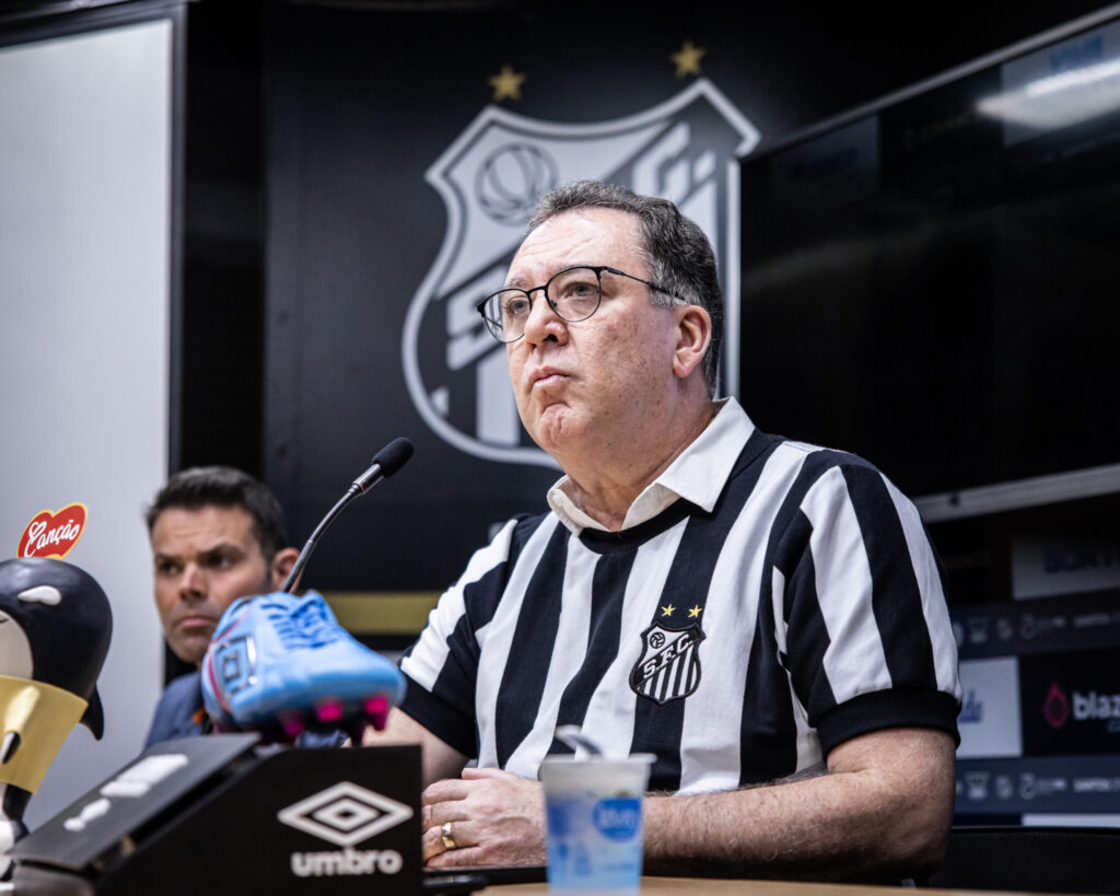 Contas aprovadas: Marcelo Teixeira é cobrado por torcedores na Vila Belmiro