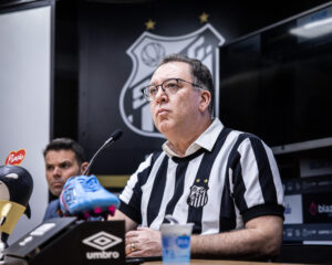Contas aprovadas: Marcelo Teixeira é cobrado por torcedores na Vila Belmiro