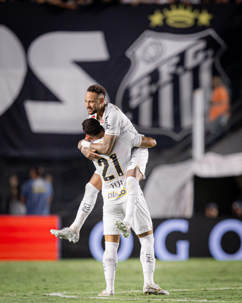 Passes decisivos de Neymar levam Santos à vitória na Vila