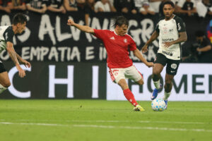 Corinthians perde para o Inter em jogo sem criatividade e aumenta jejum de vitórias
