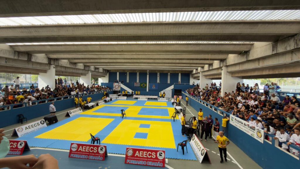 Artes marciais e solidariedade marcam evento com 300 atletas no Guarujá