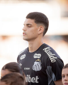 Gabriel Brazão deve desfalcar o Santos contra o Coritiba após morte do pai