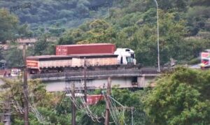 Policiais militares ficam feridos após carreta bater em viatura