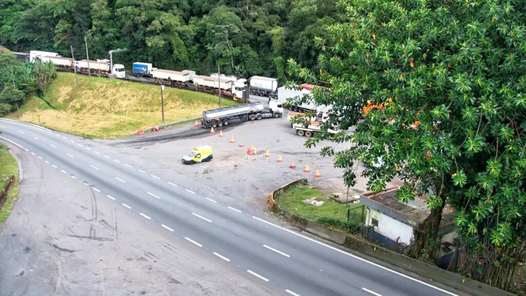 Engavetamento entre carretas e caminhão bloqueia Via Anchieta