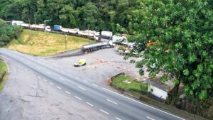 Engavetamento entre carretas e caminhão bloqueia Via Anchieta