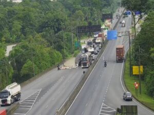 Caminhão tomba e outro pega fogo na Via Anchieta
