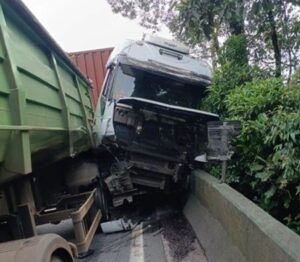 Acidente e excesso de veículos complicam trânsito no SAI