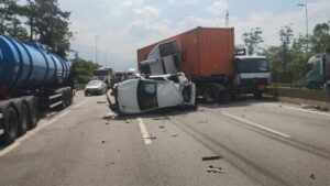 Acidente envolve caminhões, carreta e carro capotado na Cônego