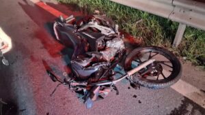 Motociclista morre ao bater em traseira de carro na Cônego