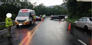 Carros batem de frente e Mogi-Bertioga é totalmente bloqueada