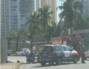 Jovem cai de moto na Ponta da Praia e sofre fratura; VÍDEO