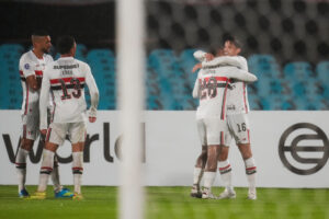São Paulo vence Boston River sob temporal e larga com triunfo na Sul-Americana