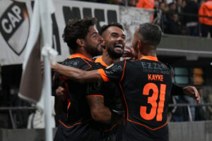 Com eficiência, Corinthians vence Platense na estreia de Fernando Diniz