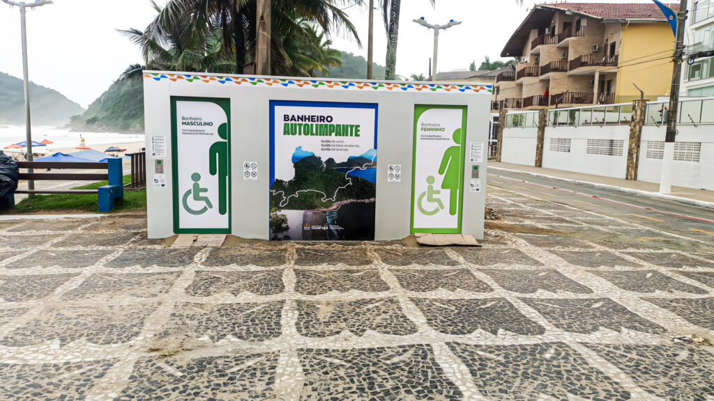 Guarujá inaugura banheiro autolimpante na Praia do Tombo