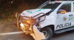 Viatura da Polícia Ambiental bate em barranco na Via Anchieta