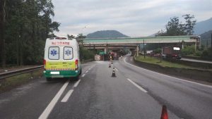 Caminhão-tanque tomba e derrama óleo em rodovia da região