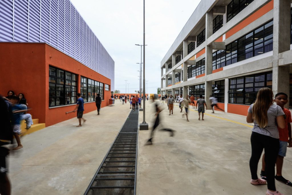 Estado paga R$ 23,4 milhões em bônus da educação para a Baixada