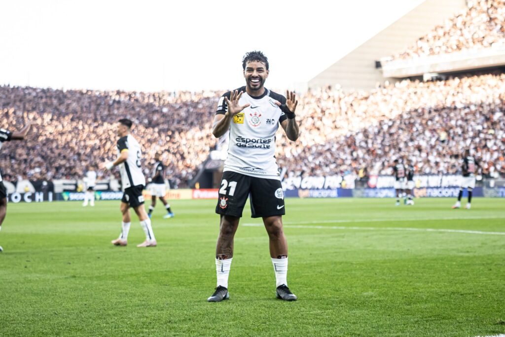 Bidu marca, Corinthians vence o Vasco e reage no Brasileirão