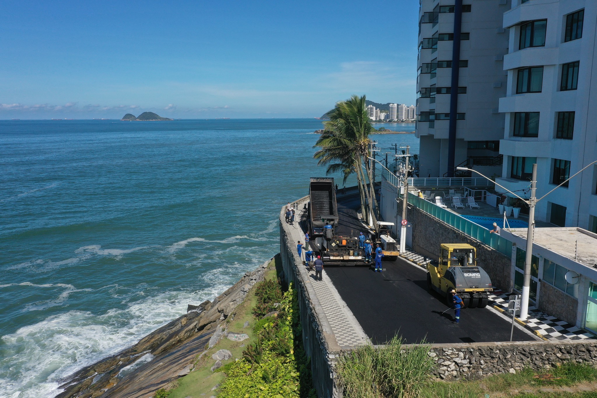 Bombeiros procuram adolescente que caiu no mar no Morro do Maluf | Jornal da Orla