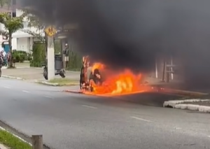 Carro pega fogo e provoca susto em Praia Grande