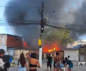 Incêndio atinge comunidade em Santos; mulher leva choque elétrico
