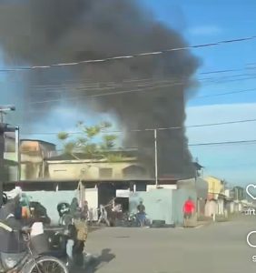 Incêndio atinge borracharia e provoca susto em Vicente de Carvalho