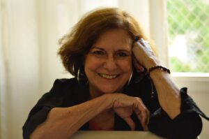 Ivani Cardoso lança livro que propõe novo olhar sobre o envelhecimento