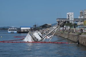 Reflutuação do navio Professor Besnard depende das condições da maré