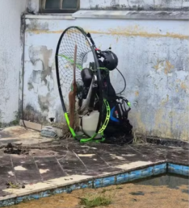 Piloto de paramotor cai em quintal de casa em Itanhaém