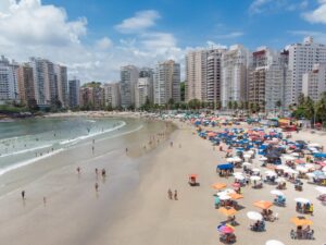 Quase todas as praias da Baixada Santista estão próprias, diz Cetesb