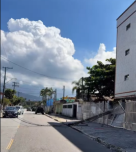Caminhão derruba poste em portão de edifício em PG