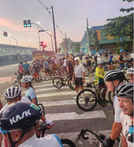 Homenagem a ciclista morto tem apelo por paz no trânsito