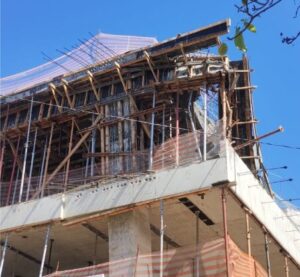 Trabalhadores ficam feridos após queda de concreto de prédio em construção