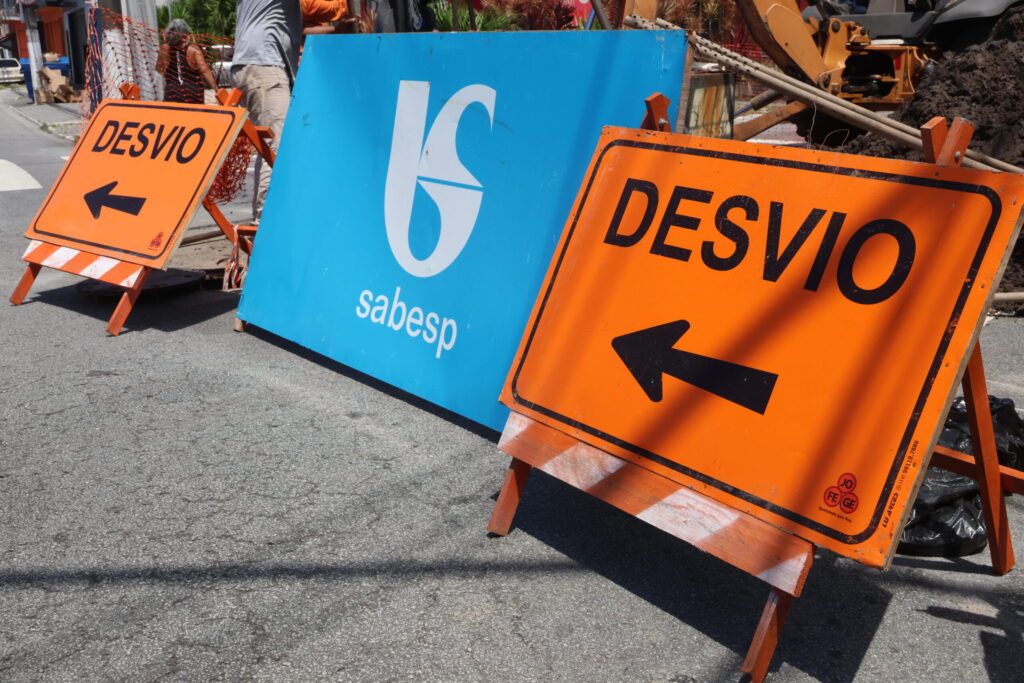 Sabesp interdita vias de Praia Grande para obras