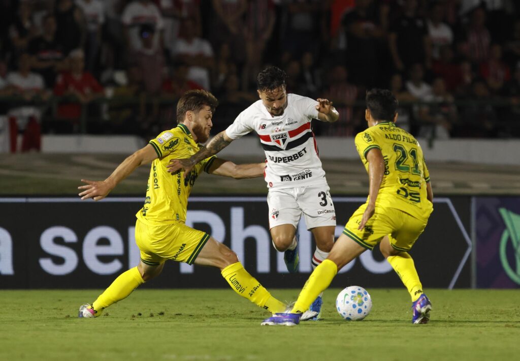 São Paulo vence Mirassol e alivia pressão sobre Roger Machado