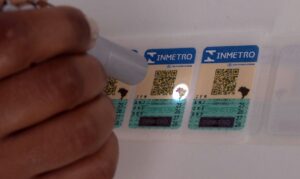Inmetro lança selo com QR Code para capacetes e extintores