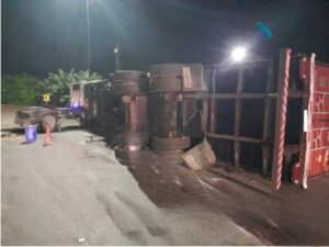 Caminhão tomba no acesso a Morrinhos, em Vicente de Carvalho