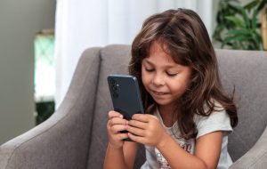 Uso excessivo de telas afeta comportamento de crianças e jovens