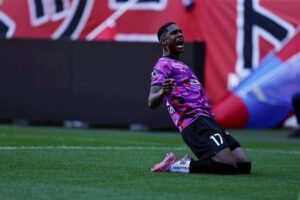 Ex-Portuguesa Santista e Santos, Negueba marca primeiro gol no Japão