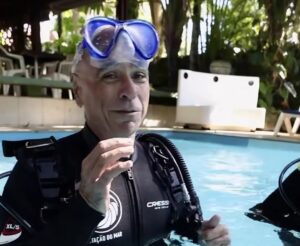 Prefeito de Guarujá tem aula de mergulho para inaugurar museu submerso com governador