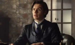 Louis Partridge é o novo favorito para viver James Bond nas telas