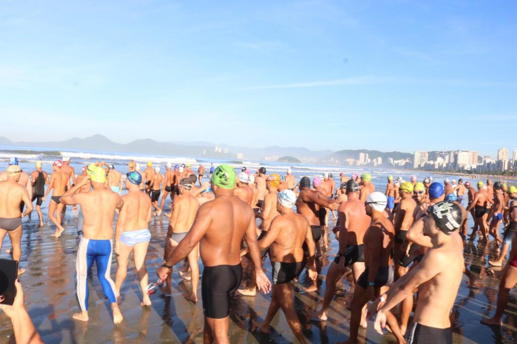 Etapa do Santista de Águas Abertas reúne centenas de nadadores na orla de Santos