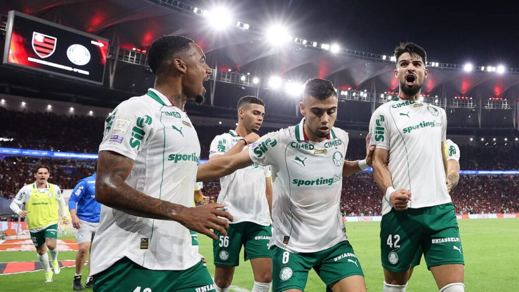 Palmeiras aproveita expulsão de Carrascal, faz três no Flamengo e aplaca pressão sobre Abel