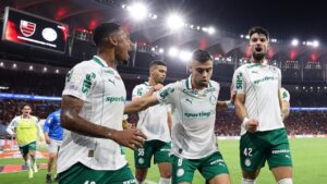 Palmeiras aproveita expulsão de Carrascal, faz três no Flamengo e aplaca pressão sobre Abel