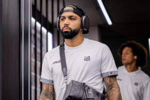 Torcedores do Santos cospem em direção a Gabigol após time ceder empate