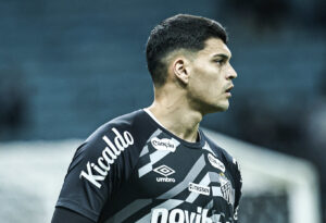 Gabriel Brazão e Zé Rafael vivem momento de indefinição no Santos