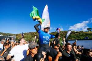Italo Ferreira é campeão de etapa da WSL na Nova Zelândia e assume liderança do ranking