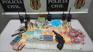 Homem é preso com armas, drogas e munições em Cubatão