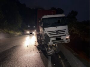 Carreta é atingida e vai parar no muro da Via Anchieta